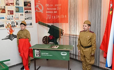 Парту Героя в память об участнике Великой Отечественной войны открыли в Ленинском округе 
