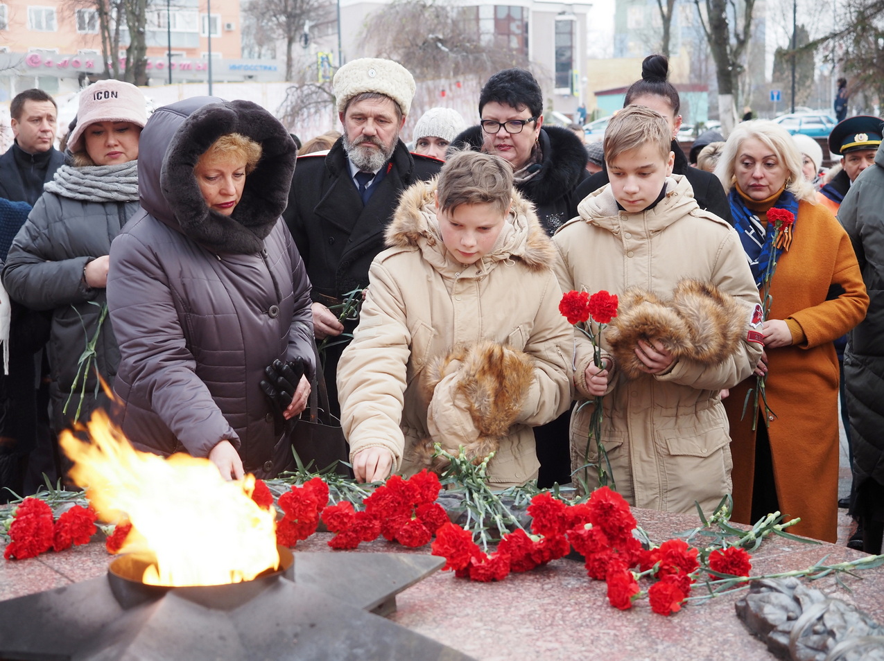 Глава Ленинского округа Алексей Спасский возложил цветы к Вечному огню в память о павших в Битве за Москву