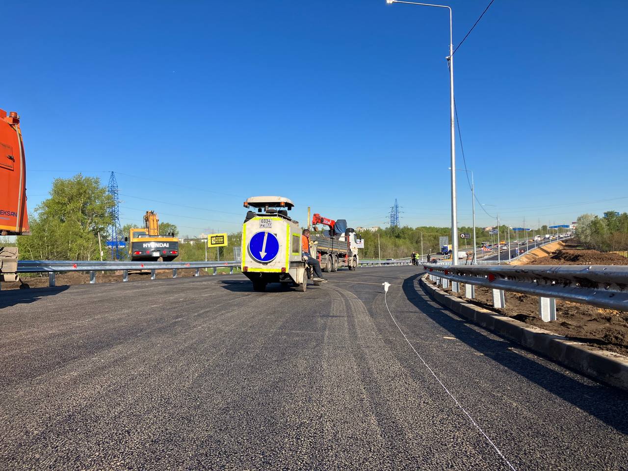 В Ленинском округе приступили к устройству дорожной разметки на строящемся съезде с Володарского шоссе
