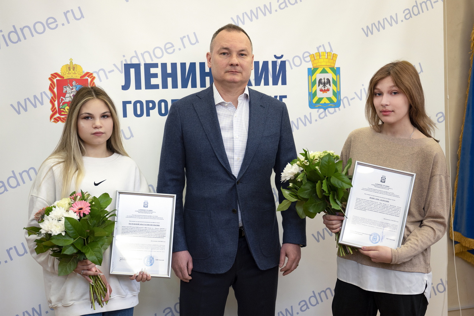 Алексей Спасский вручил сертификаты на приобретение жилья молодым людям из льготной категории