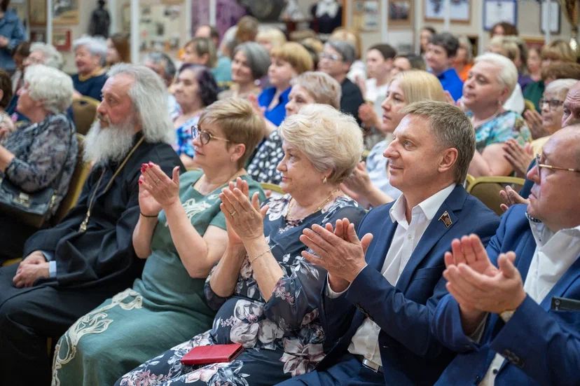 Социальных работников Ленинского городского округа поздравили с профессиональным праздником
