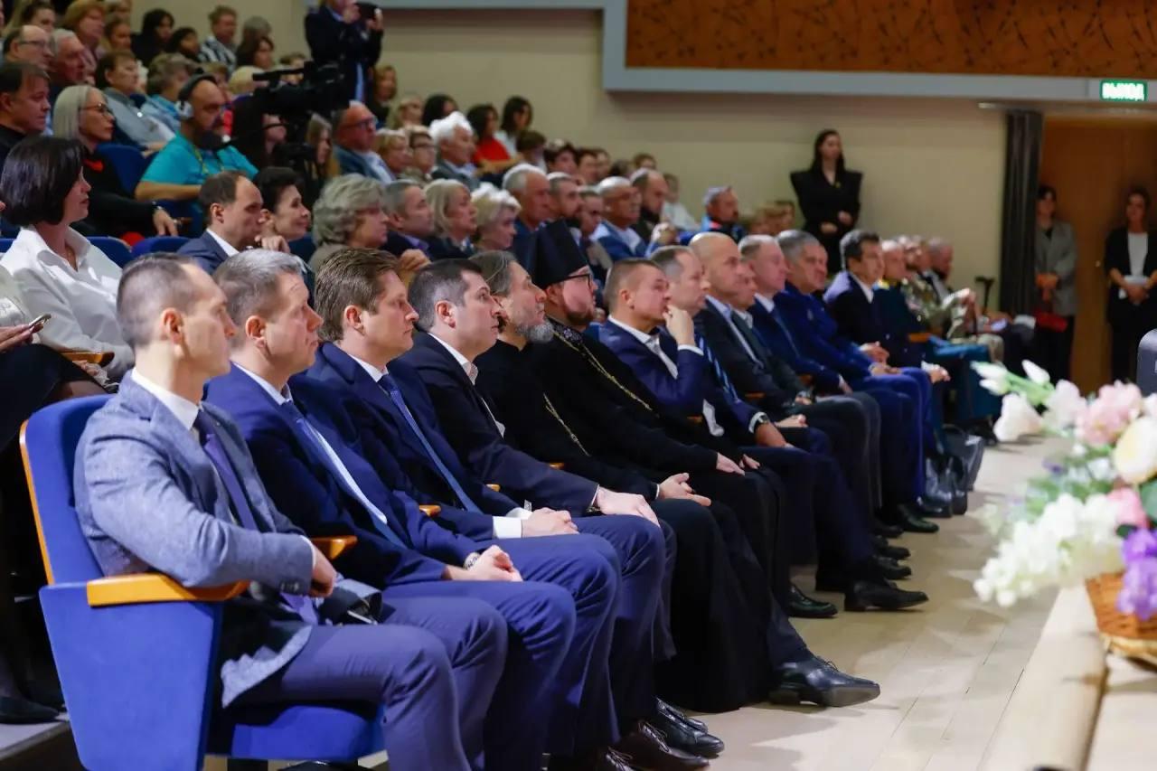 Почётных граждан и лауреатов премии отметили в Ленинском округе