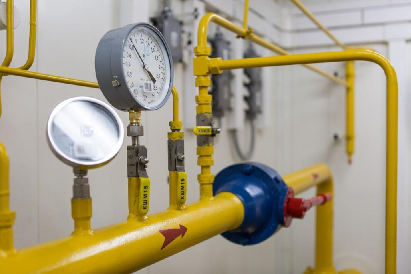 Какие требования существуют к монтажу газовых труб на участке и внутри дома?