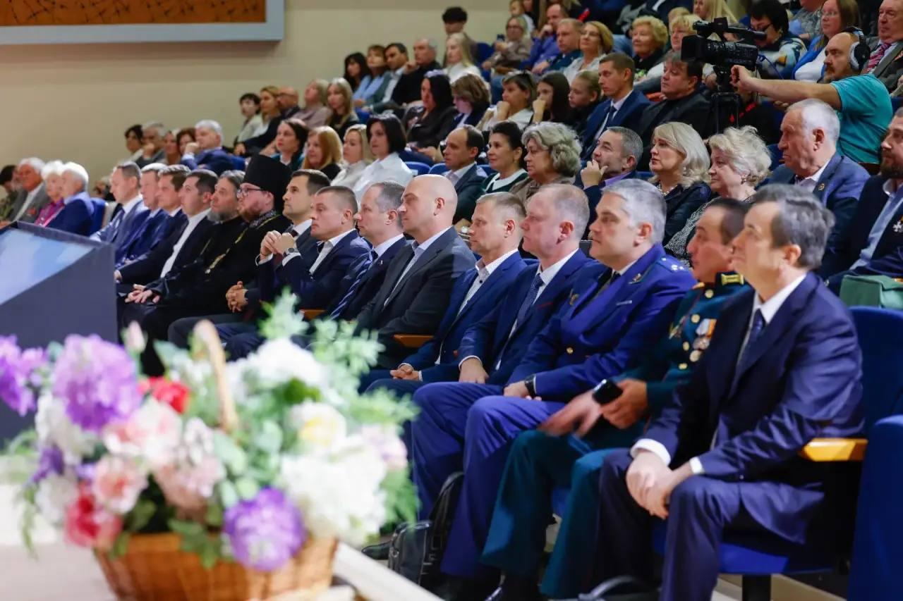 Почётных граждан и лауреатов премии отметили в Ленинском округе