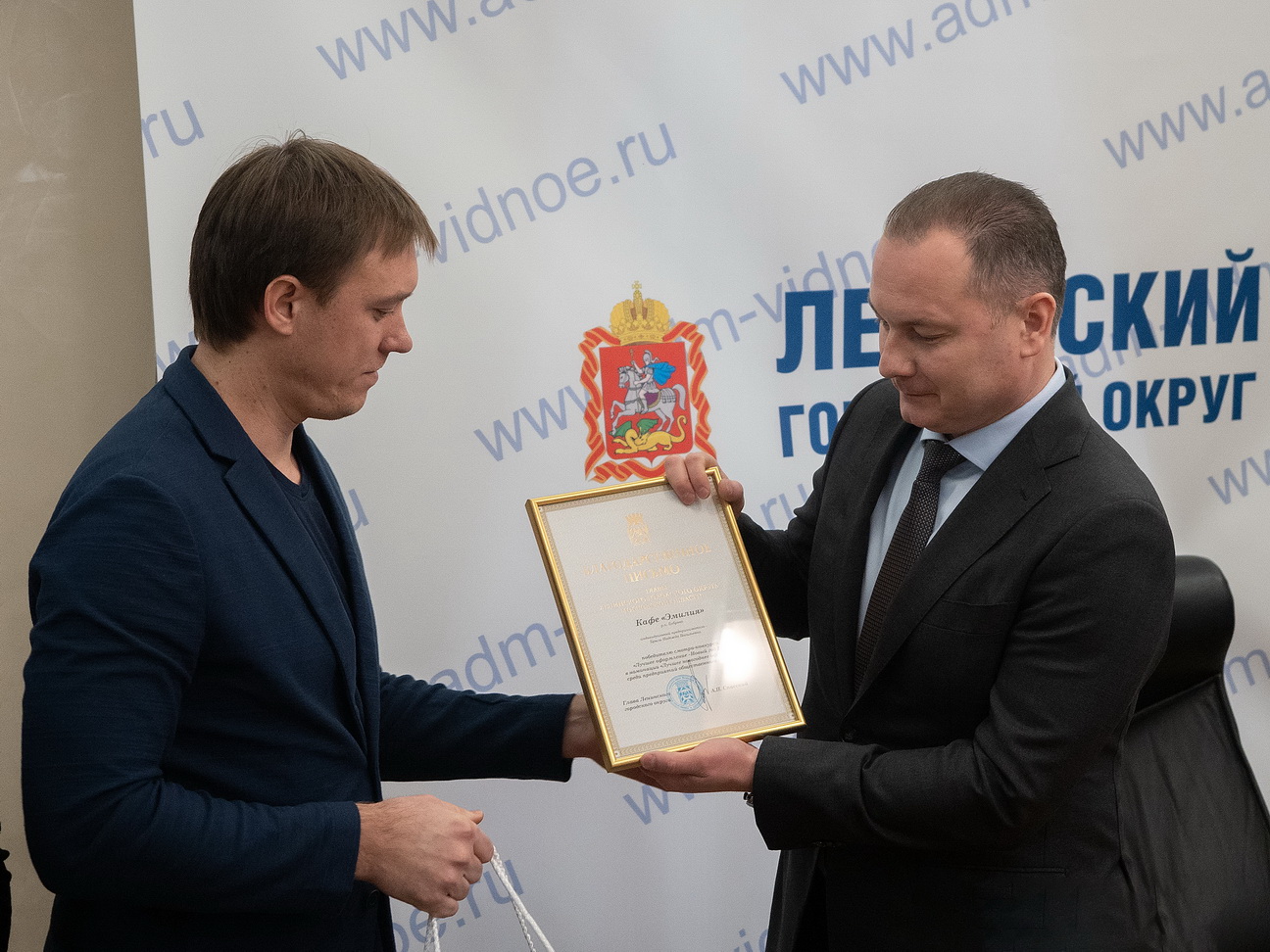 Алексей Спасский наградил победителей конкурса на лучшее новогоднее оформление