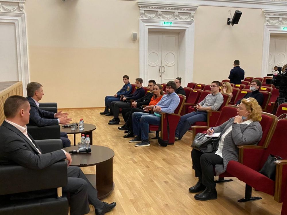Владимир Жук встретился с кандидатами в Молодёжный парламент в Ленинском городском округе