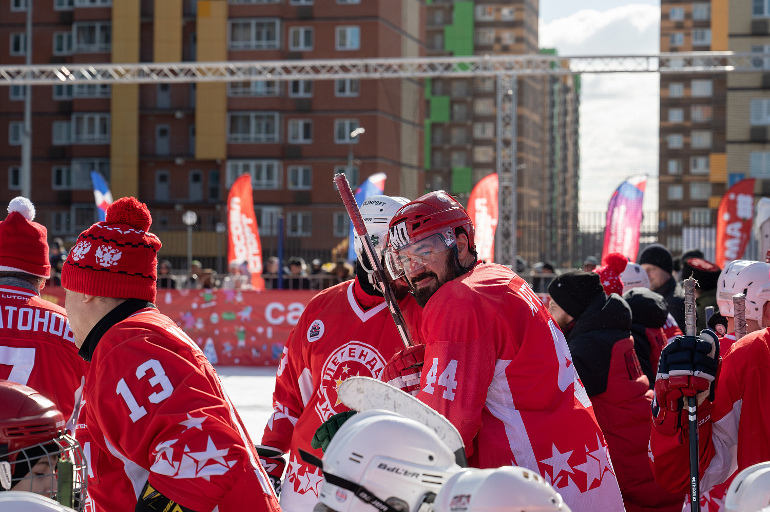 Более тысячи болельщиков следили за матчем команд «Легенды хоккея» и жителей Ленинского городского округа 