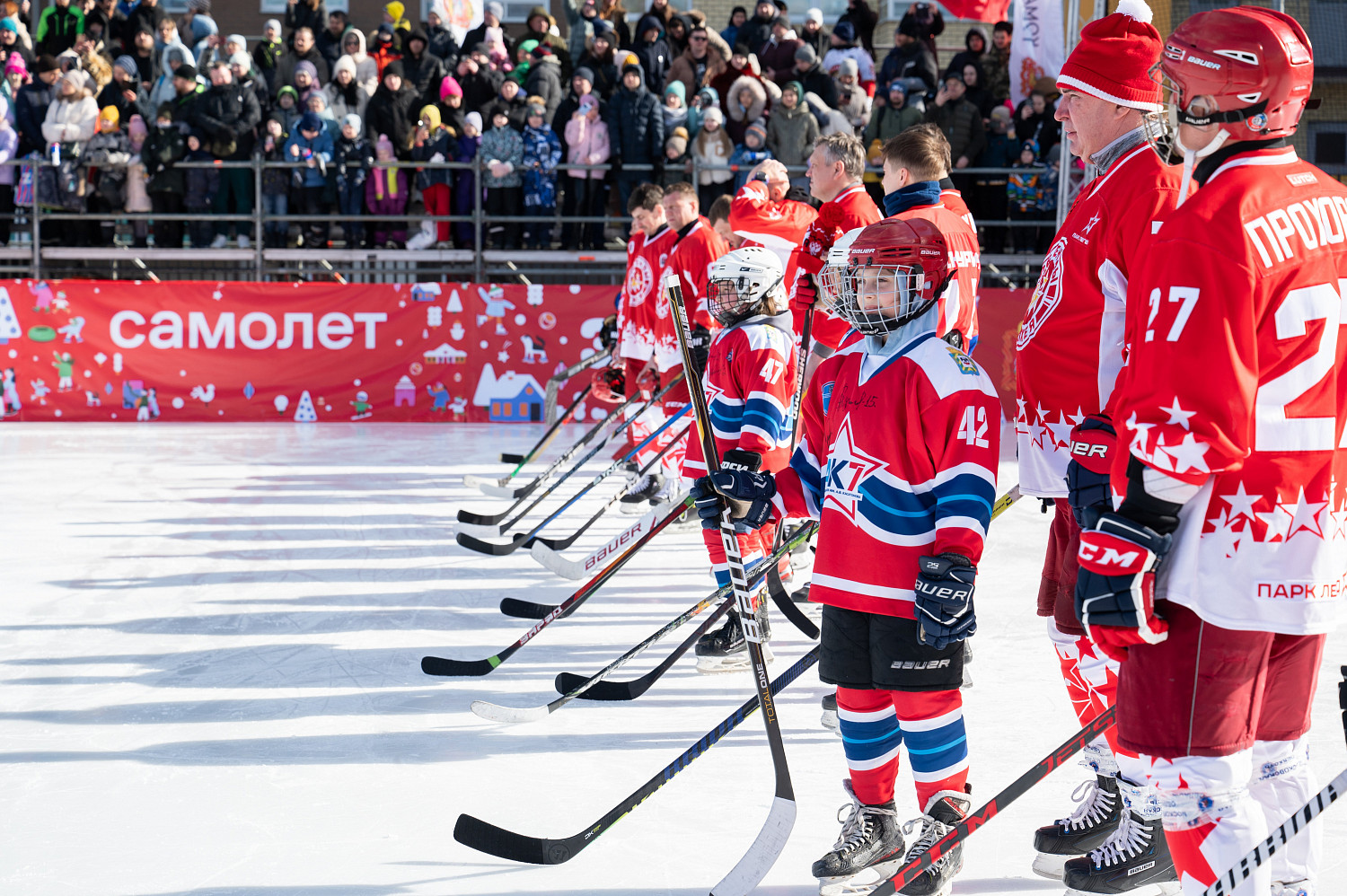 Более тысячи болельщиков следили за матчем команд «Легенды хоккея» и жителей Ленинского городского округа 