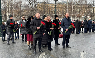 Алексей Спасский возложил цветы к мемориалу Сталинграда в Александровском саду Москвы в составе делегации ВАРМСУ