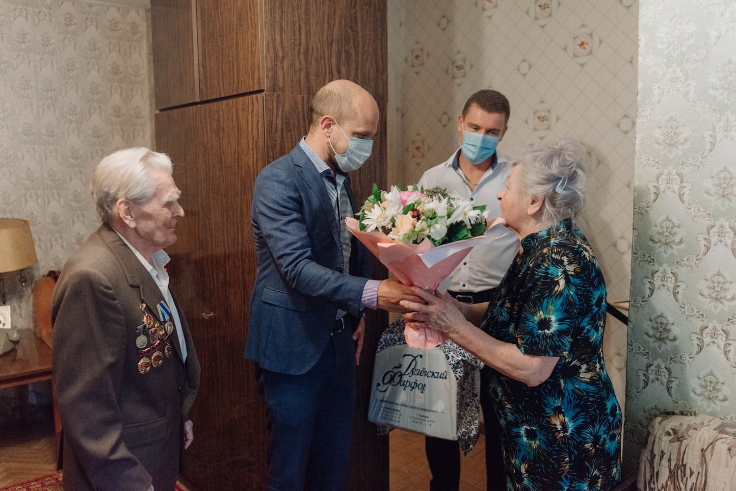 Пару с 70-летним стажем семейной жизни поздравил с Днем семьи, любви и верности Дмитрий Абаренов