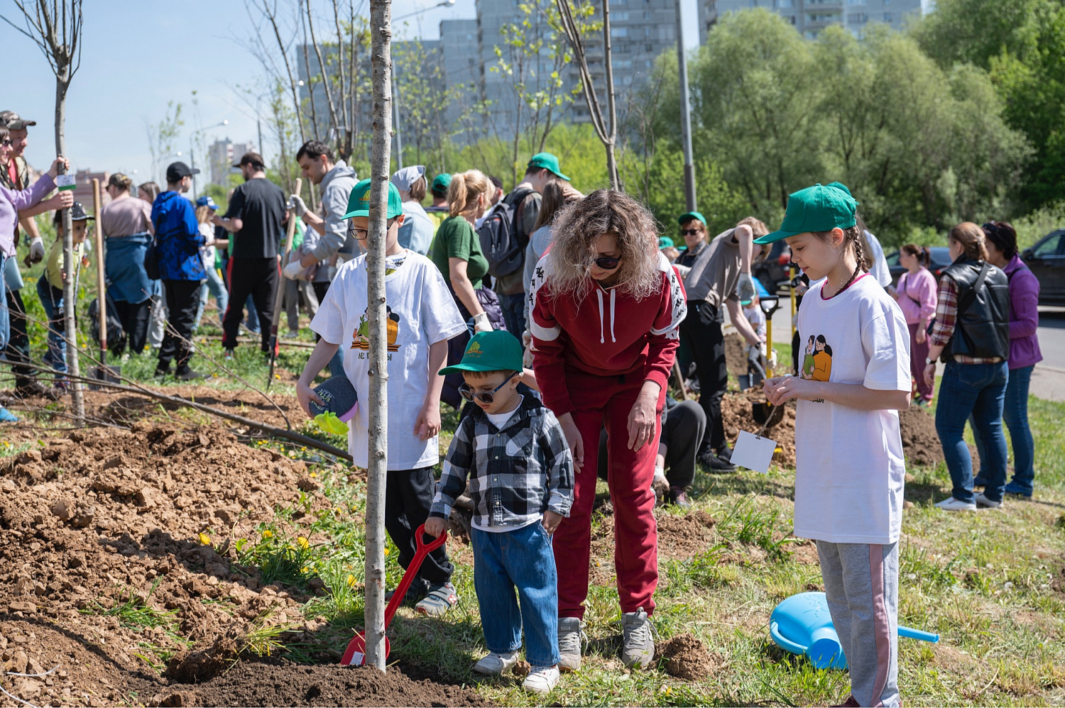 3 тысячи жителей Ленинского округа высадили деревья в рамках акции «Лес Победы»